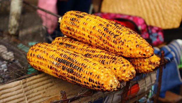 Getok harga parkir saat makan jagung bakar
