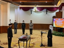 Khofifah Lantik Sekdaprov Jatim Baru Wahid Wahyudi, Ini Pesannya