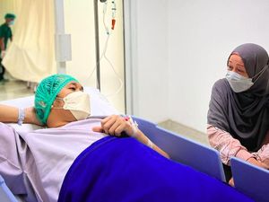 Hanung Bramantyo Jalani Operasi Saraf Kejepit Hari Ini Hanung Bramantyo Jalani Operasi Saraf Kejepit Hari Ini