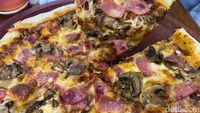 Nongkrong Sambil Makan Pizza Enak di Kafe Pasir Putih ala Bali