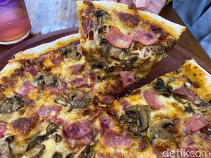 Nongkrong Sambil Makan Pizza Enak di Kafe Pasir Putih ala Bali Nongkrong Sambil Makan Pizza Enak di Kafe Pasir Putih ala Bali