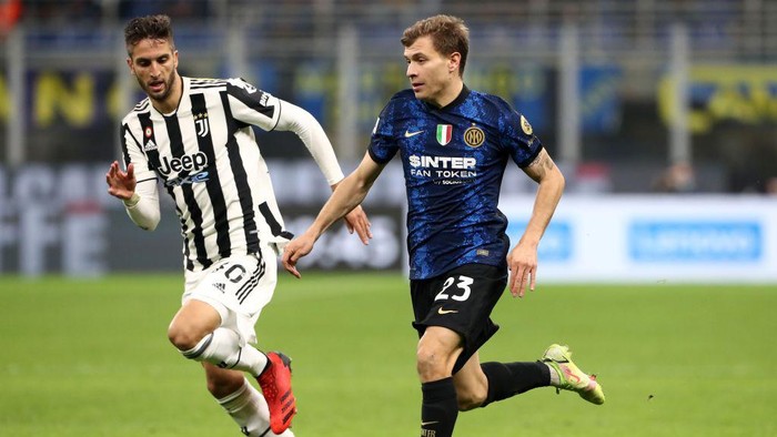 MILAN, ITALY - OCTOBER 24: Nicolo’ Barella (R) of FC Internazionale competes for the ball with Rodrigo Betancur (L) of Juventus FC during the Serie A match between FC Internazionale and Juventus at Stadio Giuseppe Meazza on October 24, 2021 in Milan, Italy. (Photo by Marco Luzzani/Getty Images)