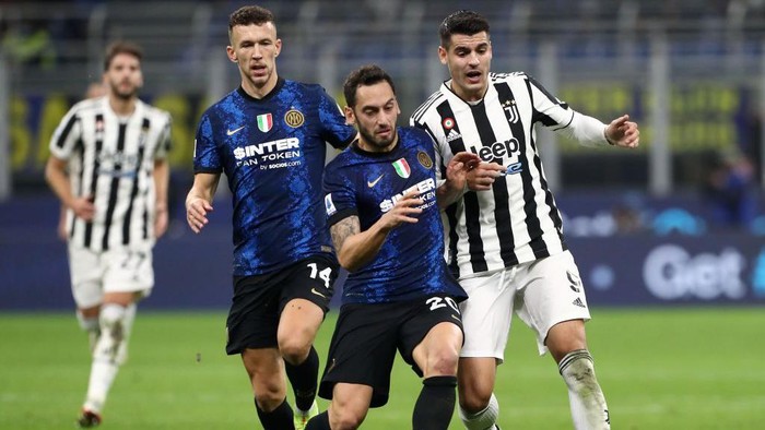 MILAN, ITALY - OCTOBER 24: Alvaro Morata (R) of Juventus FC competes for the ball with Ivan Perisic (back) and Hakan Calhanoglu (C) of FC Internazionale during the Serie A match between FC Internazionale and Juventus at Stadio Giuseppe Meazza on October 24, 2021 in Milan, Italy. (Photo by Marco Luzzani/Getty Images)