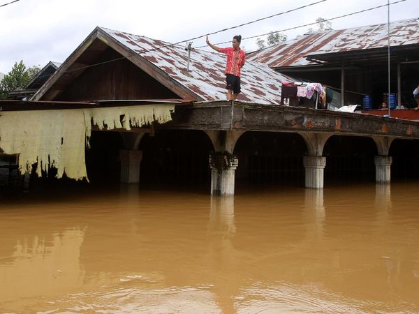 Masih Terendam Banjir, Warga Banjar Kalsel Beraktivitas di Atap Rumah