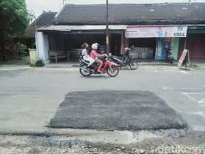 Jalan Rusak di Klaten Viral Jadi Mural Akhirnya Diperbaiki