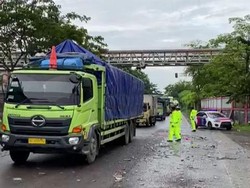 Jalur Pantura Tuban Macet Dampak Demo Buruh Turun ke Jalan