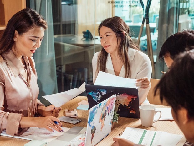Jangan Terlalu Serius dengan Suasana Kantor / foto : pexels.com/KindelMedia Jangan Terlalu Serius dengan Suasana Kantor / foto : pexels.com/KindelMedia