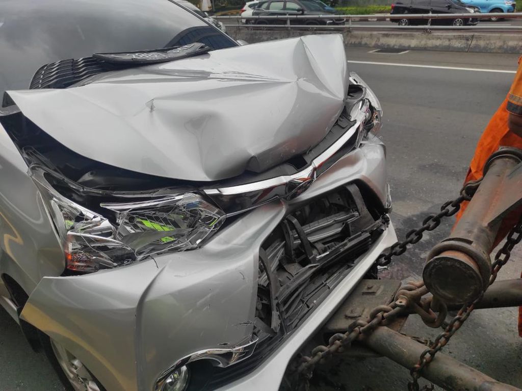 Kecelakaan Beruntun di Tol Kuningan, 4 Mobil Ringsek