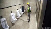 Selain dilengkapi dengan wastafel dan toilet duduk, toilet di stadion ini juga dilengkapi dengan sensor urine.