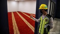 Ruangan mushola di stadion ini telah rampung dan siap untuk digunakan.