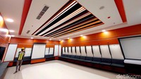 Sejumlah area seperti basement parkir, ramp, ruangan VVIP, pintu masuk penonton, ruang rapat, kamar mandi dan ruang ganti pemain pun tampak telah rampung. Ruang ganti pemain ini tampak didominasi dengan perpaduan warna oranye, hitam dan putih.
