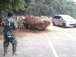 Longsor di Cadas Pangeran, Batu Sebesar Mobil Tutup Setengah Jalan