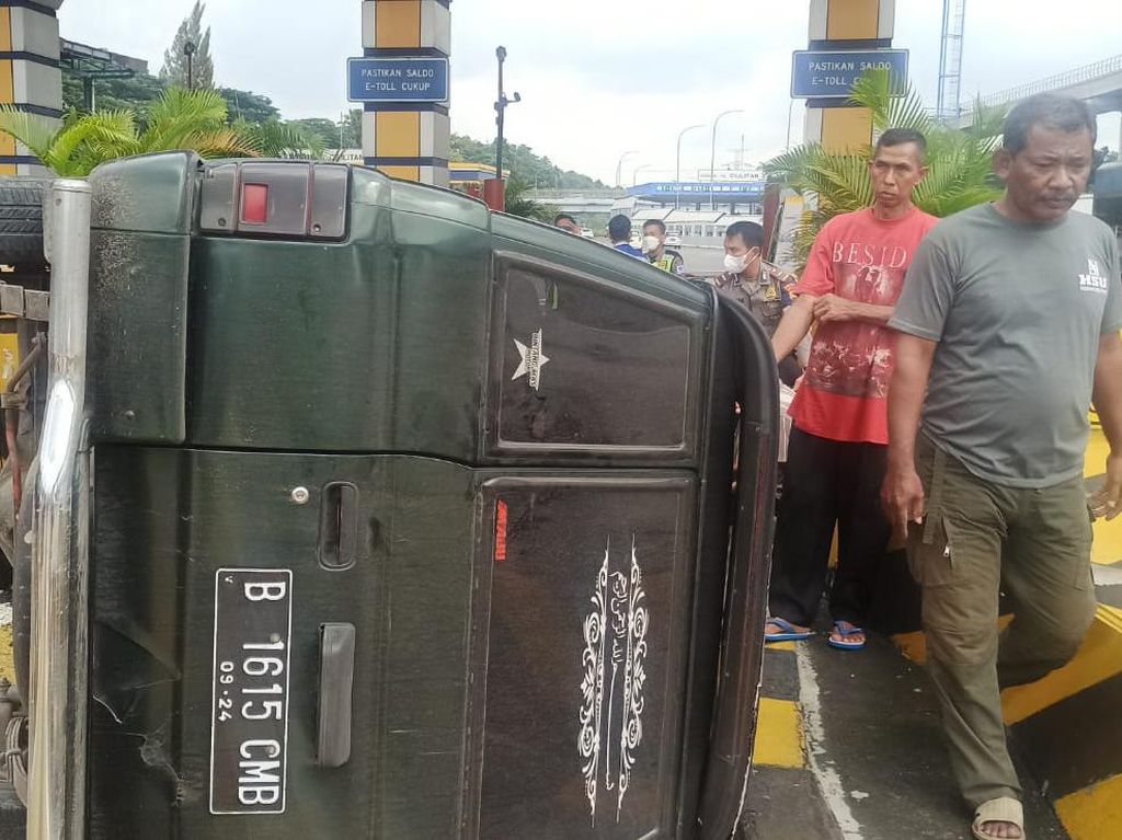 Mobil Rem Blong Tabrak Beton Gardu di GT Cililitan, 2 Orang Terluka