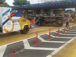 Penampakan Mobil Tabrak Gardu GT Cililitan, 2 Orang Terluka