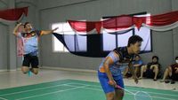 Momen Walkot Jaksel Tanding Bulutangkis dengan Pengurus LDII