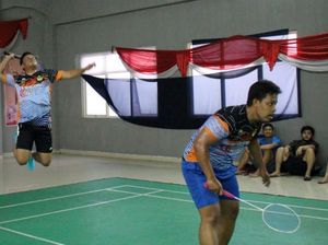 Momen Walkot Jaksel Tanding Bulutangkis dengan Pengurus LDII Momen Walkot Jaksel Tanding Bulutangkis dengan Pengurus LDII
