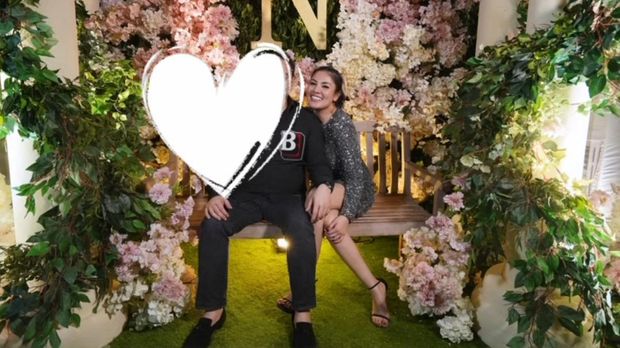 Nindy Ayunda dan pria misterius