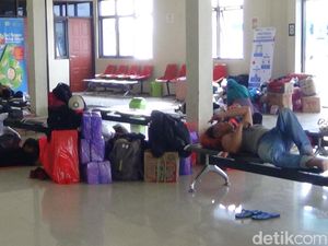 Cuaca Buruk Bikin Penumpang Kapal Keleleran di Pelabuhan Kalianget