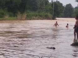 Jasad Lansia Ditemukan Mengambang di Sungai Cikaso Sukabumi