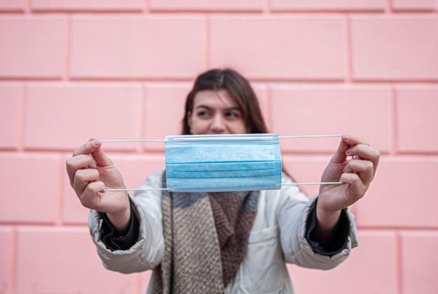 Menggunakan jenis masker sesuai dengan anjuran.