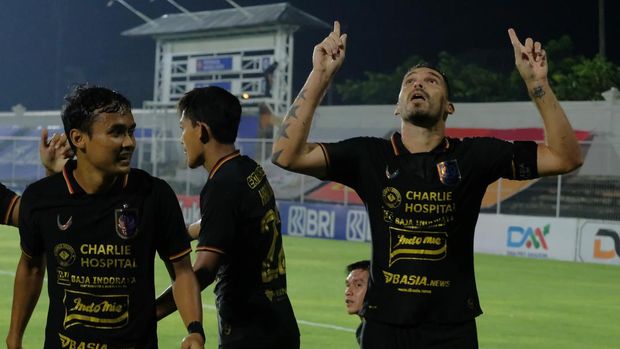 Pesepak bola PSIS Semarang Wallace Costa (kanan) dan rekan setimnya melakukan selebrasi usai mencetak gol ke gawang Persiraja Banda Aceh pada pertandingan Liga 1 di Stadion Kompyang Sujana, Denpasar, Bali, Rabu (12/1/2022) malam. PSIS Semarang menang atas Persiraja Banda Aceh dengan skor 1-0. ANTARA FOTO/Nyoman Hendra Wibowo/foc.