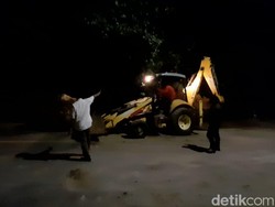 Batu Besar yang Tutupi Sebagian Jalan Cadas Pangeran Berhasil Dievakuasi