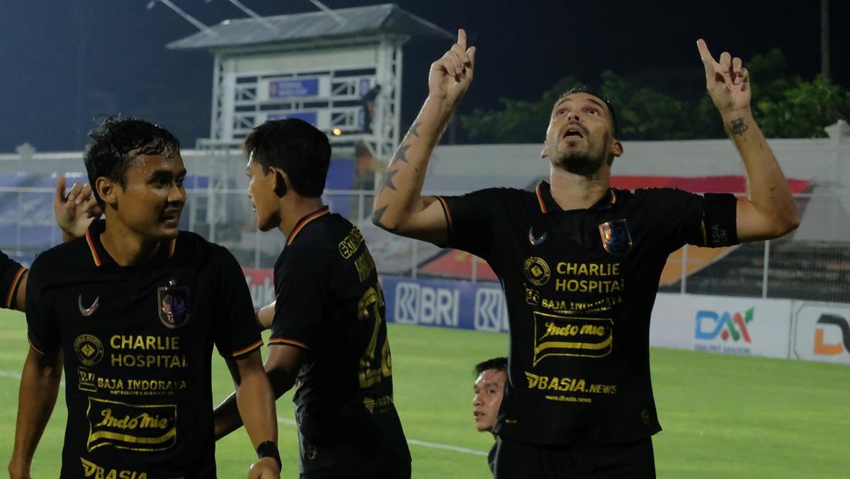 Selebrasi Wallace Costa (kanan) usai menjebol gawang Persiraja. Foto: ANTARA FOTO/Nyoman Hendra Wibowo