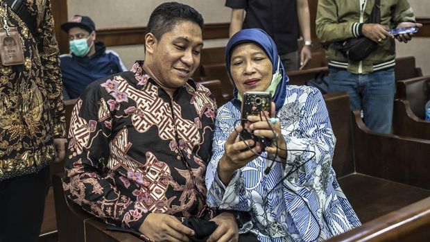 PUTUSAN KASUS DUGAAN SUAP TERKAIT PENGURUSAN ATAU PENANGANAN SEJUMLAH KASUS DI KPK Terdakwa kasus dugaan suap terkait pengurusan atau penanganan sejumlah kasus di KPK Stepanus Robin Pattuju (kiri) berswafoto dengan kerabatnya saat akan menjalani sidang dengan agenda pembacaan putusan oleh majelis hakim di Pengadilan Tindak Pidana Korupsi (Tipikor), Jakarta, Rabu (12/1/2022). Dalam persidangan tersebut majelis hakim memutuskan mantan penyidik KPK Stepanus Robin Pattuju divonis 11 tahun penjara ditambah denda Rp500 juta subsider 6 bulan kurungan ditambah kewajiban membayar uang pengganti senilai Rp2,3 miliar dan Maskur Husain selaku advokat divonis 9 tahun penjara ditambah denda Rp500 juta subsider 6 bulan kurungan ditambah kewajiban membayar uang pengganti senilai Rp8,7 miliar dan 36 ribu dolar AS. ANTARA FOTO/Muhammad Adimaja/YU