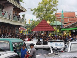 Ribuan Santri Cegah Polisi Jemput Anak Kiai di Jombang Tersangka Pencabulan