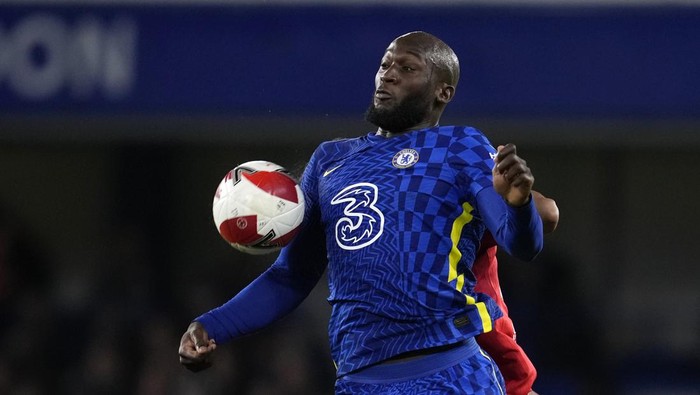 Chelseas Romelu Lukaku, front, duels for the ball with Chesterfields Luke Croll during the English FA Cup third round soccer match between Chelsea and Chesterfield at Stamford Bridge Stadium in London, Saturday, Jan. 8, 2022. (AP Photo/Matt Dunham)