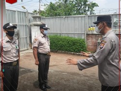 Umur Pendek Seragam Cokelat Satpam yang Terlalu Mirip Polisi