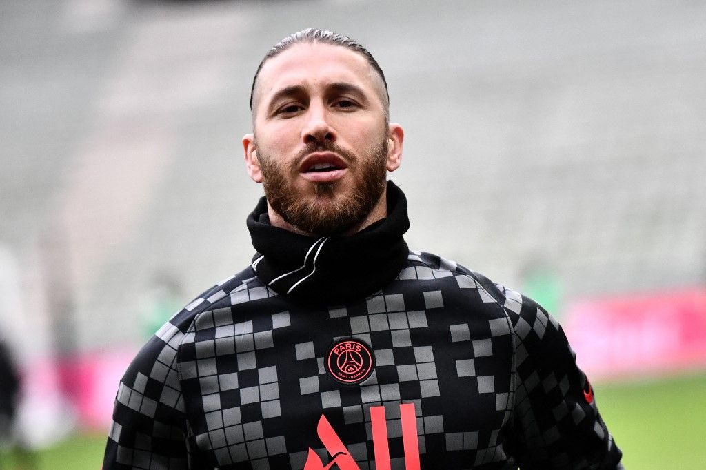 Paris Saint-Germain's Spanish defender Sergio Ramos runs during the warm-up session before the French L1 football match between AS Saint-Etienne and Paris Saint Fermain (PSG), at the Geoffroy-Guichard stadium in Saint-Etienne, central France, on November 28, 2021. (Photo by Jeff PACHOUD / AFP)