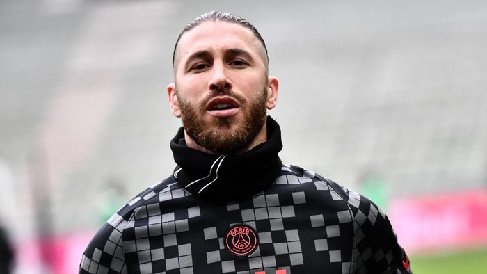 Paris Saint-Germains Spanish defender Sergio Ramos runs during the warm-up session before the French L1 football match between AS Saint-Etienne and Paris Saint Fermain (PSG), at the Geoffroy-Guichard stadium in Saint-Etienne, central France, on November 28, 2021. (Photo by Jeff PACHOUD / AFP)