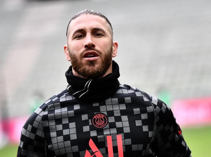 Paris Saint-Germain's Spanish defender Sergio Ramos runs during the warm-up session before the French L1 football match between AS Saint-Etienne and Paris Saint Fermain (PSG), at the Geoffroy-Guichard stadium in Saint-Etienne, central France, on November 28, 2021. (Photo by Jeff PACHOUD / AFP)