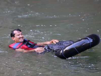 Seru! Memacu Adrenalin Jajal River Tubing di Pedalaman Garut