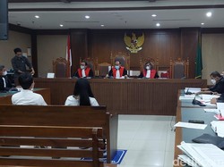 Hakim Setop Debat Adam Deni-Pengacara Jerinx soal Uang Damai: Ini Bukan Pasar!