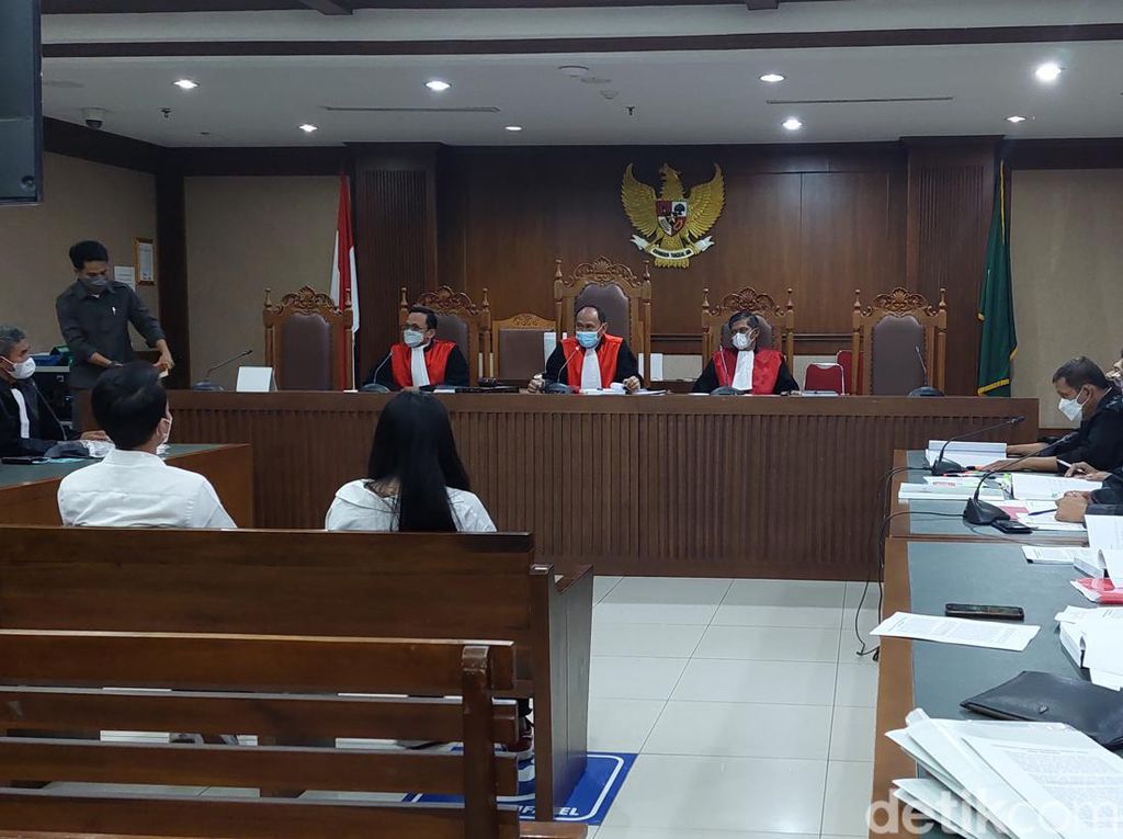 Hakim Setop Debat Adam Deni-Pengacara Jerinx soal Uang Damai: Ini Bukan Pasar! Hakim Setop Debat Adam Deni-Pengacara Jerinx soal Uang Damai: Ini Bukan Pasar!