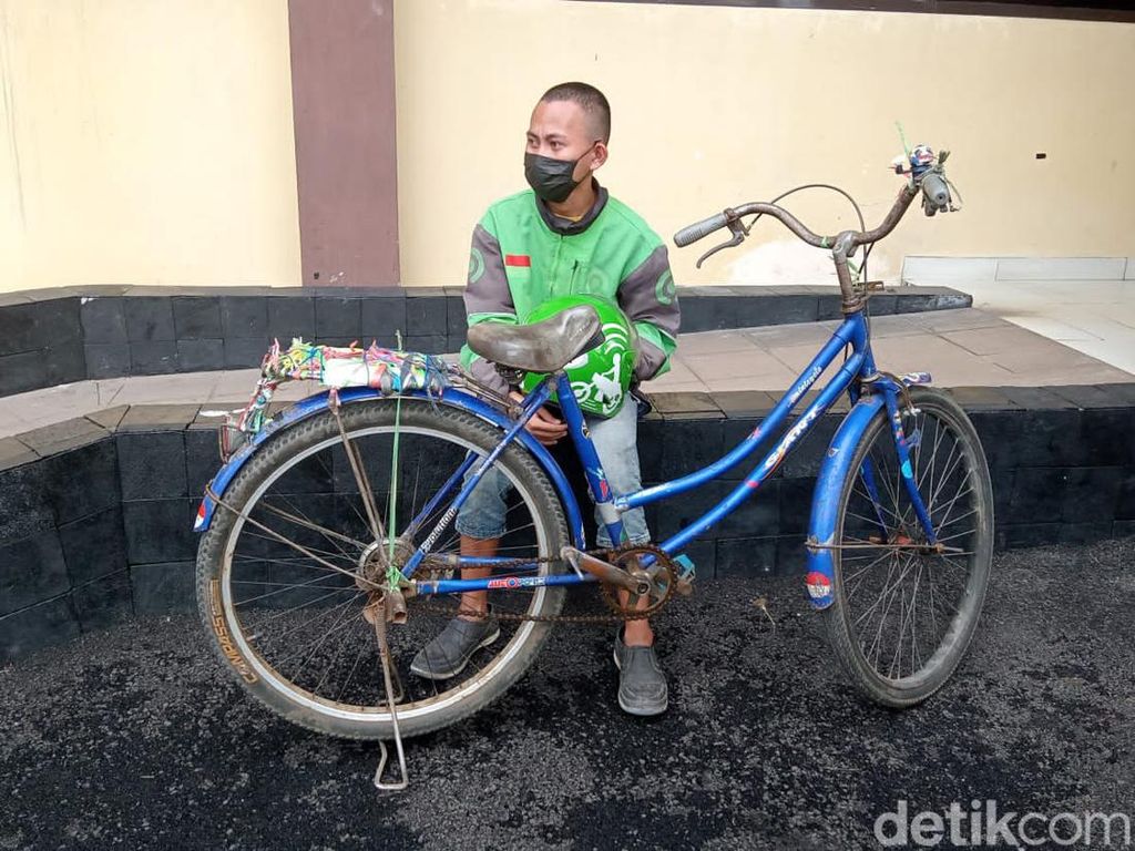 Ini Dede, Ojol Bersepeda Ontel yang Viral di Karawang