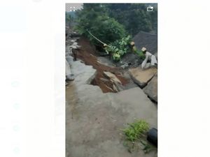 Tanggul Sungai Citarum Jebol, Rusak Tiga Rumah Tanggul Sungai Citarum Jebol, Rusak Tiga Rumah