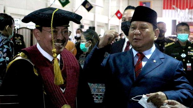 Mantan Menteri Kesehatan Prof.Dr.dr. Terawan Agus Putranto, Sp.Rad (K) (kiri) berbincang dengan Menteri Pertahanan Prabowo Subianto (kanan) saat prosesi Pengukuhan Guru Besar di Aula Merah Putih, Universitas Pertahanan, Sentul, Kabupaten Bogor, Jawa Barat, Rabu (12/1/2022 ). Prof.Dr.dr. Terawan Agus Putranto, Sp.Rad (K) ditetapkan sebagai Profesor Kehormatan atau Guru Besar Tidak Tetap Ilmu Pertahanan Bidang Kedokteran Militer, Fakultas Kedokteran Militer Universitas Pertahanan. ANTARA FOTO/Yulius Satria Wijaya/YU