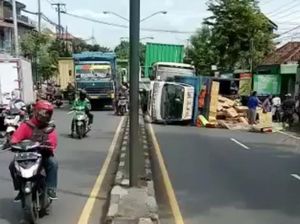 Truk Terguling Penuhi Badan Jalan Kepulungan, Jalur Surabaya-Malang Contra Flow