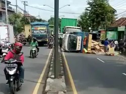 Truk Terguling Penuhi Badan Jalan Kepulungan, Jalur Surabaya-Malang Contra Flow