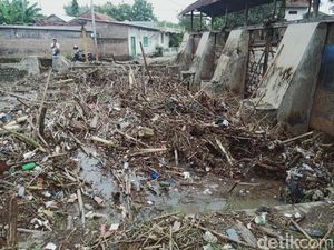 Ngeri! Penampakan Tumpukan Sampah di Bendung Soka Klaten Picu Banjir Ngeri! Penampakan Tumpukan Sampah di Bendung Soka Klaten Picu Banjir