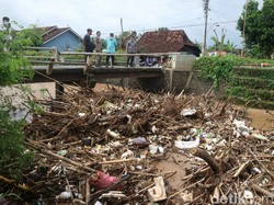 Tumpukan Sampah di Sungai Piji Kudus Bikin Warga Kesal