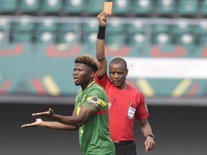 Wasit Laga Tunisia Vs Mali Kepanasan, Jadinya Keblinger deh! Wasit Laga Tunisia Vs Mali Kepanasan, Jadinya Keblinger deh!
