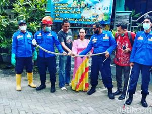 Ular Koros 1,5 Meter Bikin Panik Pemilik Toko di Lamongan