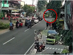 Viral Video Tabrakan Truk Vs Motor di Kudus