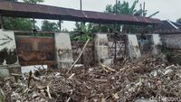 Pasca Hujan Deras, Sampah Penuhi Pintu Bendung Soka di Klaten