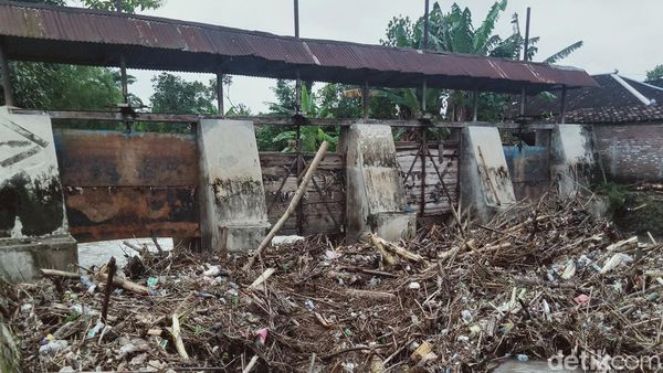 Pasca Hujan Deras, Sampah Penuhi Pintu Bendung Soka di Klaten