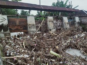 Pasca Hujan Deras, Sampah Penuhi Pintu Bendung Soka di Klaten